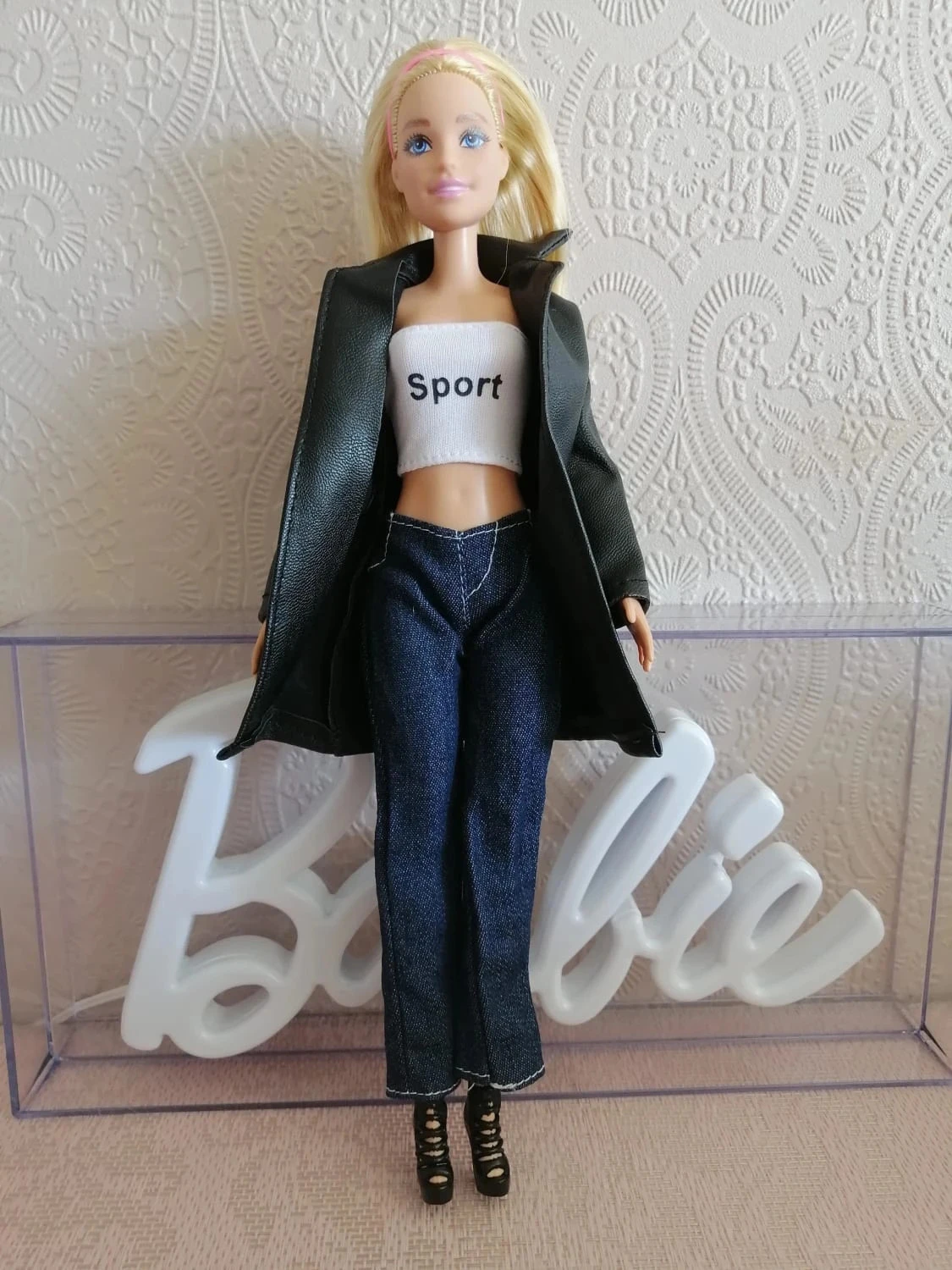 Jolie Barbie dans une tenue chic décontractée.